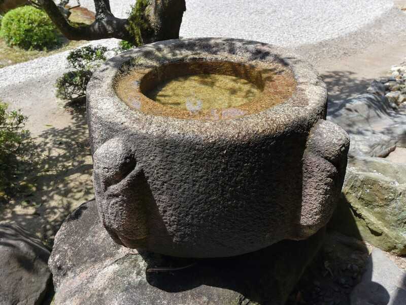 曼殊院梟の手水鉢