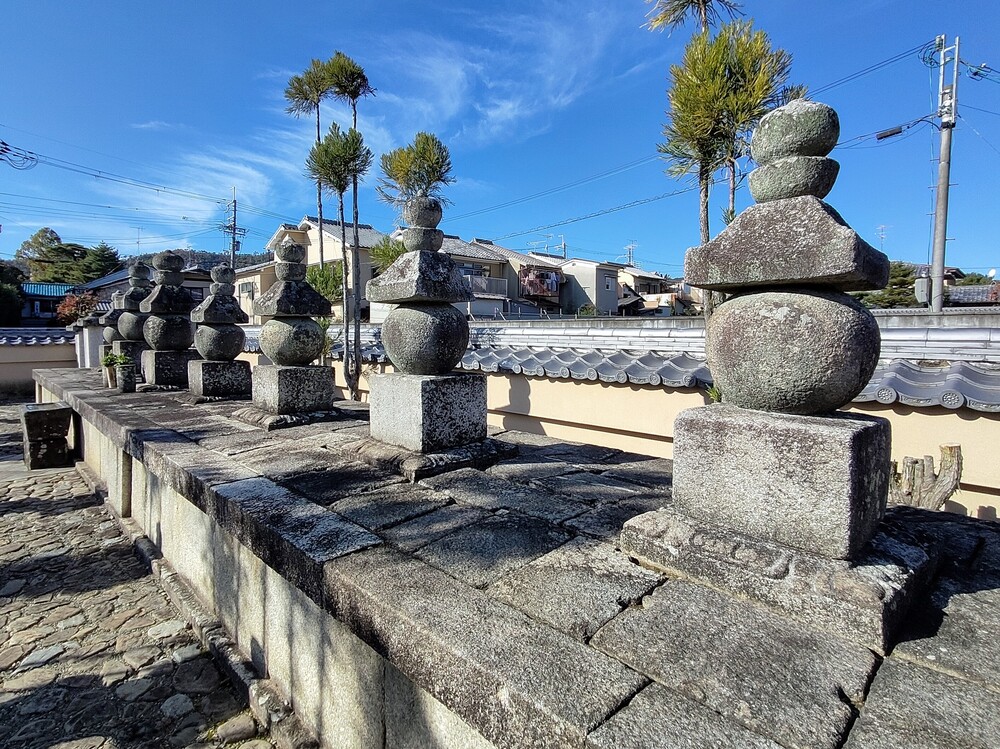 大徳寺総見院供養塔