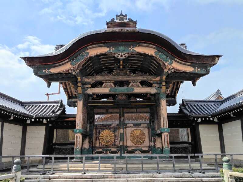 東本願寺菊門