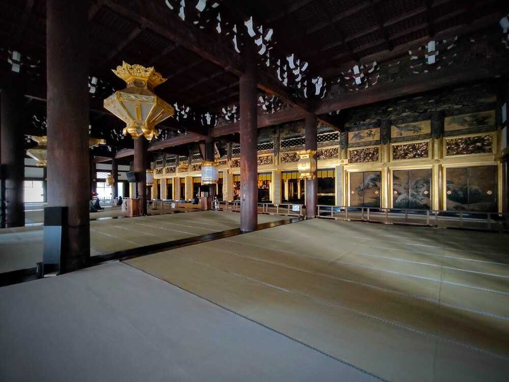 西本願寺御影堂内